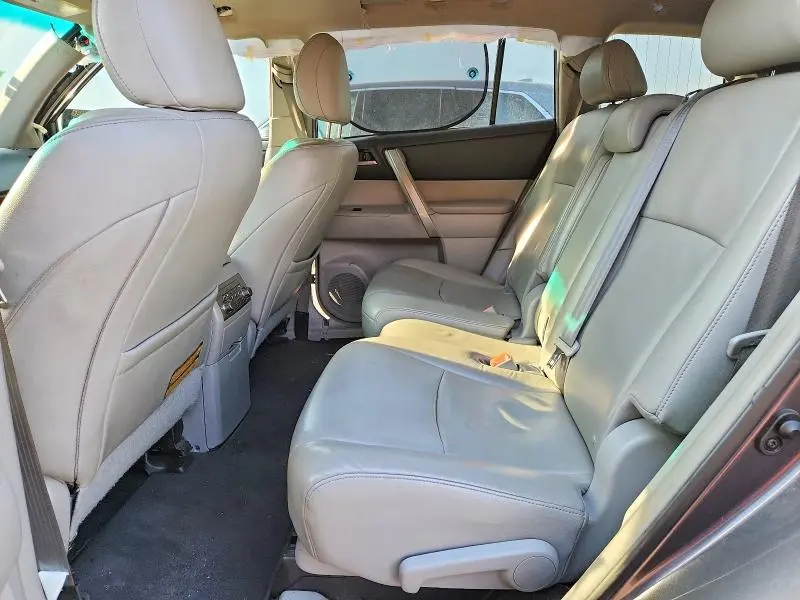 2013 TOYOTA HIGHLANDER SE  