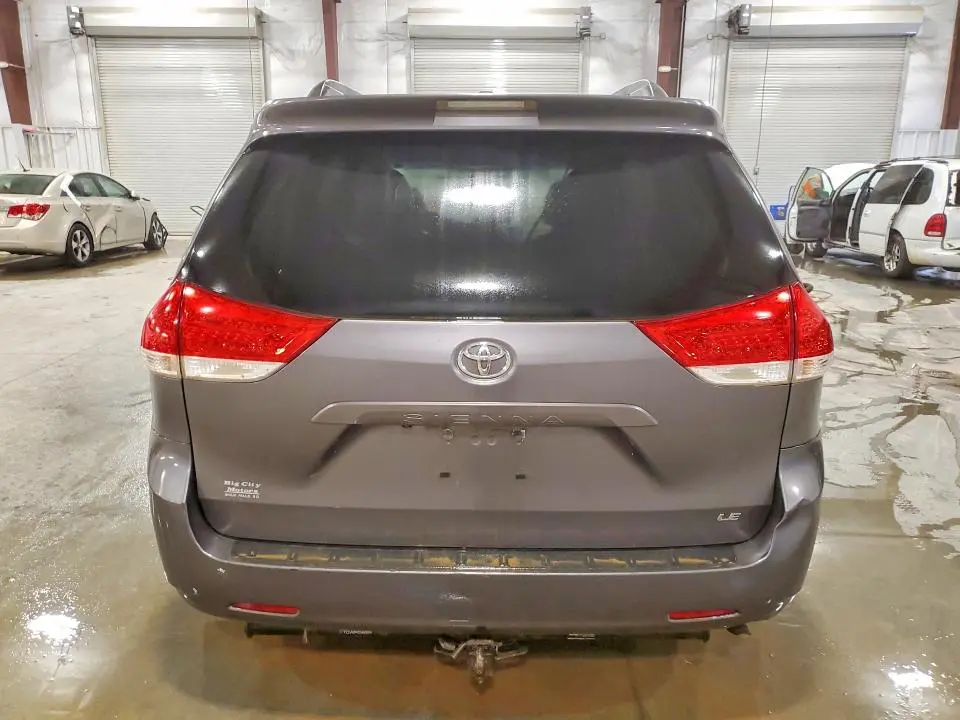 2013 TOYOTA SIENNA LE 8-PASSENGER  