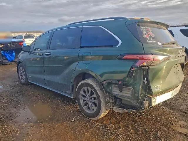 2021 TOYOTA SIENNA XLE  