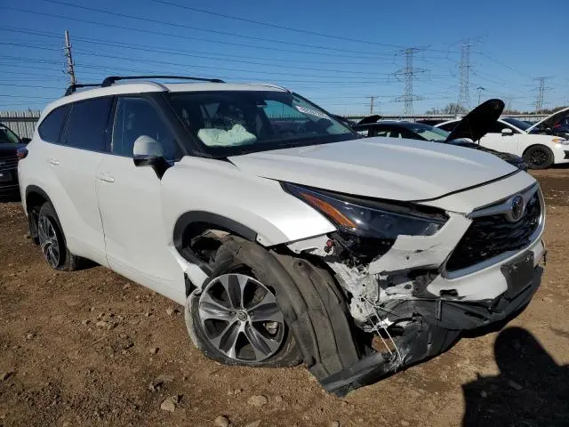 2022 TOYOTA HIGHLANDER XLE  
