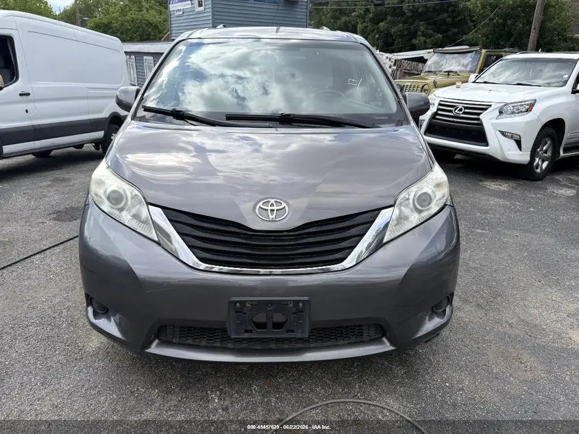 2017 TOYOTA SIENNA LE 8 PASSENGER
