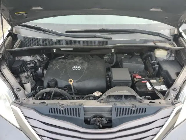 2017 TOYOTA SIENNA LE  