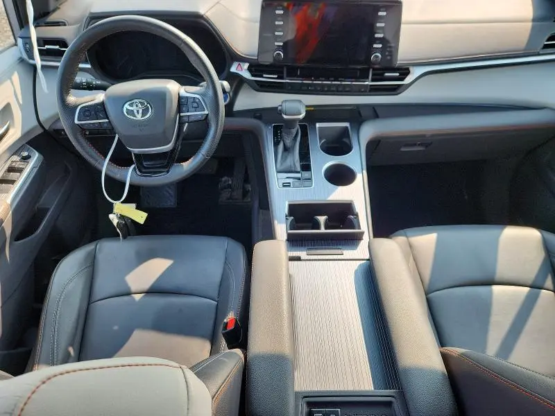 2021 TOYOTA SIENNA LE  