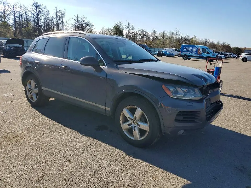 2011 VOLKSWAGEN TOUAREG V6  