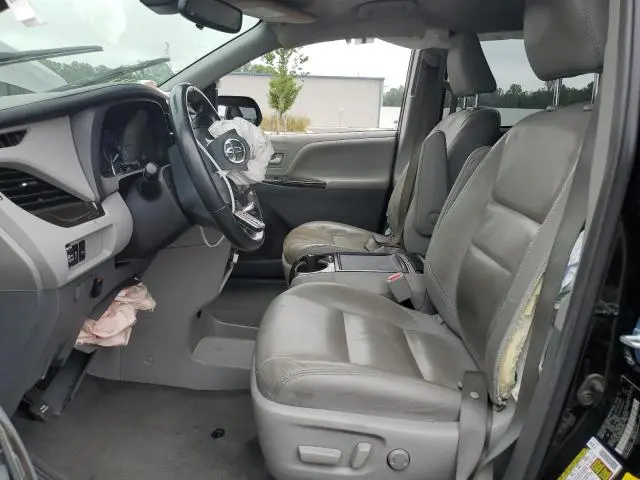 2019 TOYOTA SIENNA XLE  
