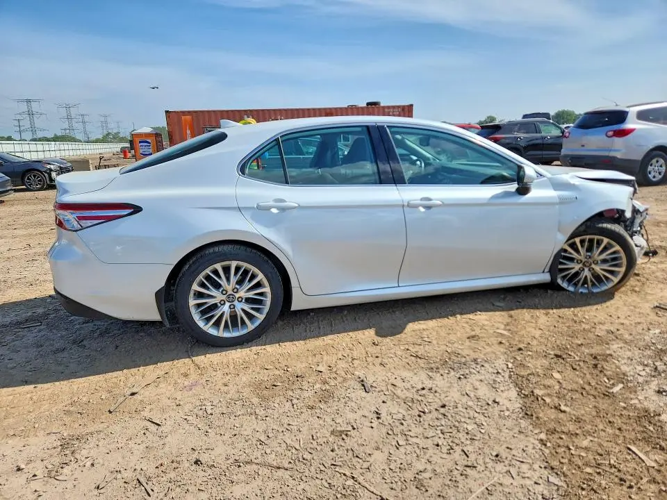 2020 TOYOTA CAMRY XLE  