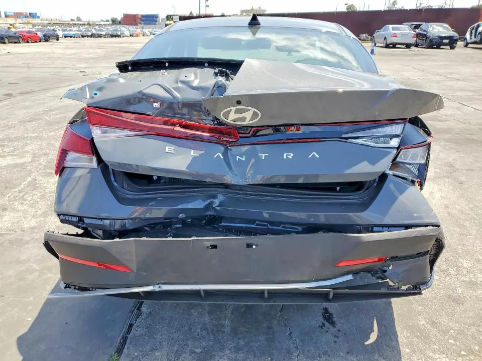 2025 HYUNDAI ELANTRA SE  