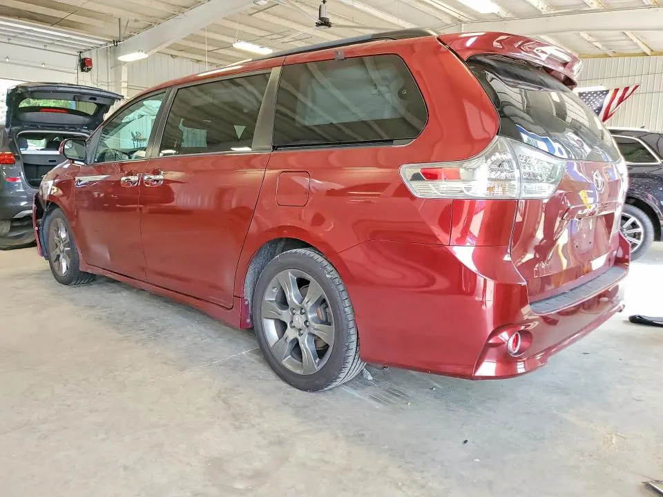 2016 TOYOTA SIENNA SE  