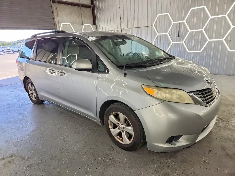 2014 TOYOTA SIENNA LE  