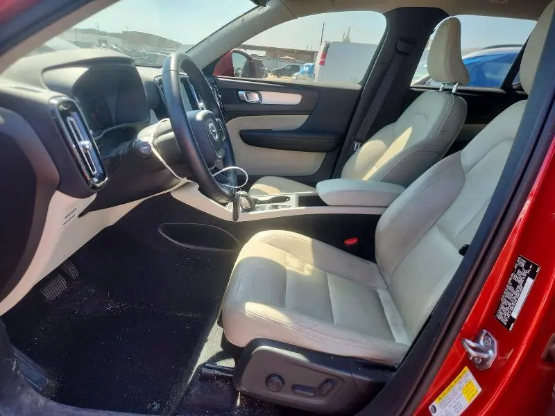 2019 VOLVO XC40 T4 MOMENTUM  