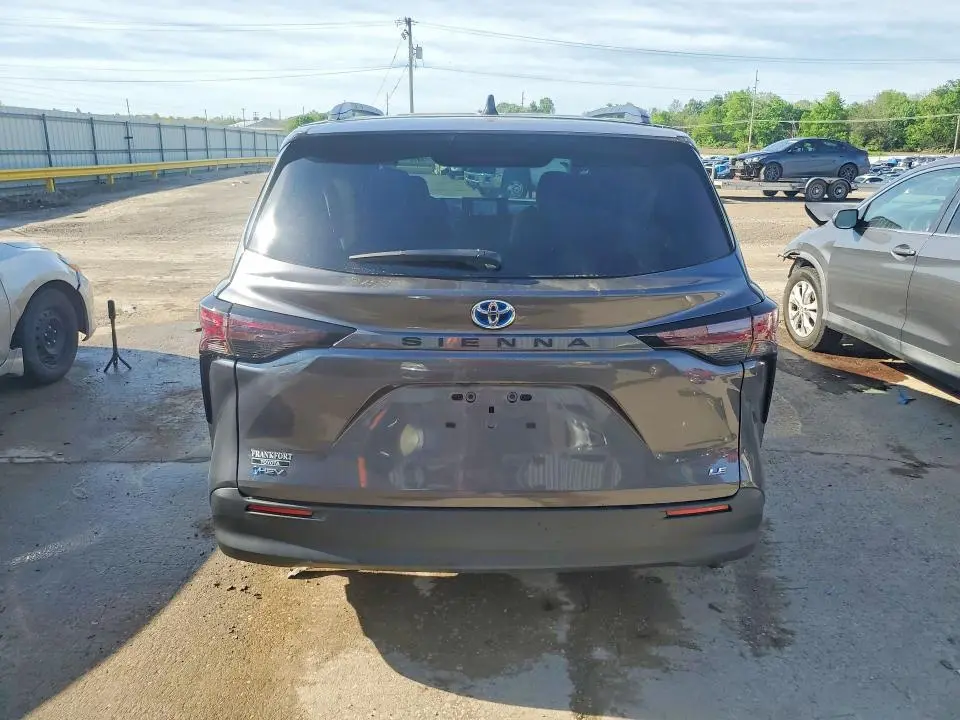 2025 TOYOTA SIENNA LE  