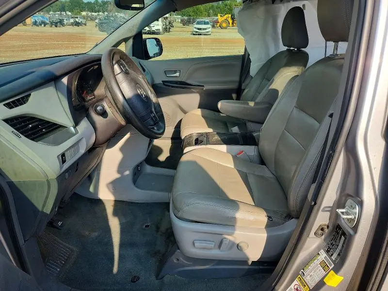 2016 TOYOTA SIENNA LE  