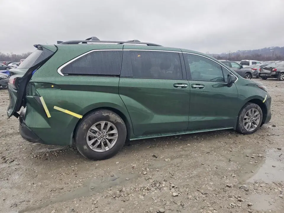 2022 TOYOTA SIENNA XLE 8-PASSENGER  