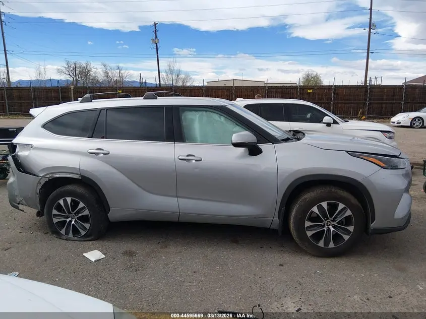 2022 TOYOTA HIGHLANDER XLE