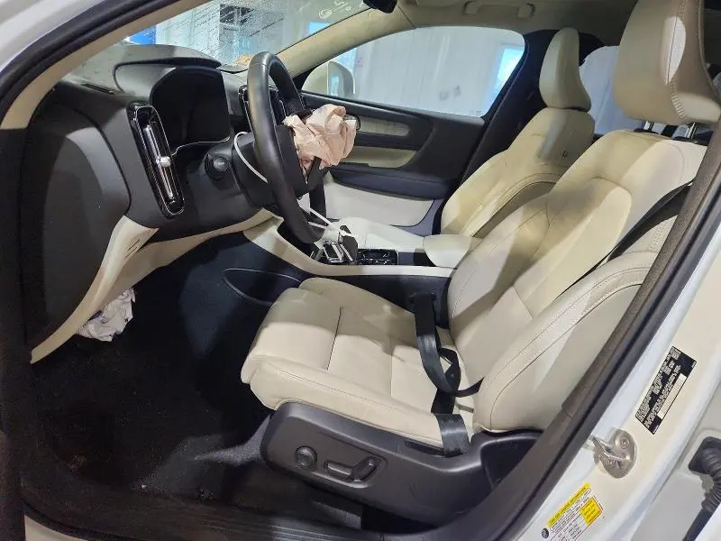 2024 VOLVO XC40 PLUS  