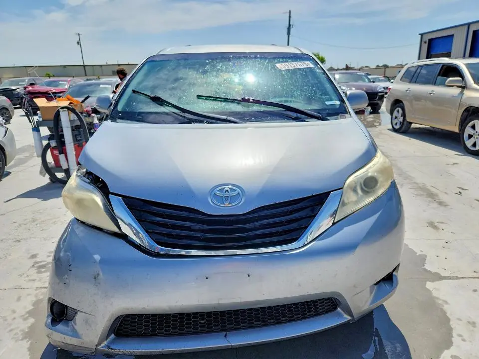 2013 TOYOTA SIENNA LE  