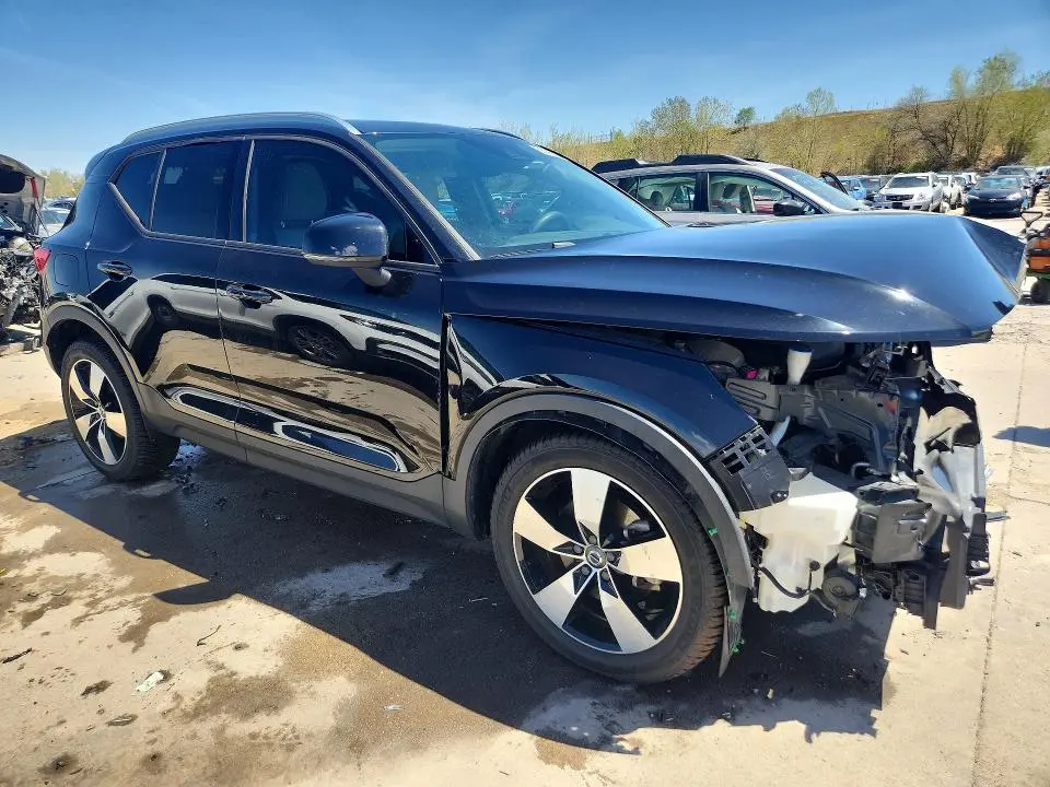 2020 VOLVO XC40 T5 MOMENTUM  