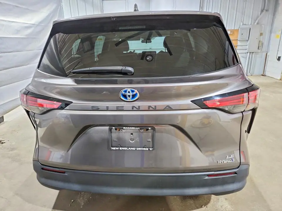 2021 TOYOTA SIENNA LE  