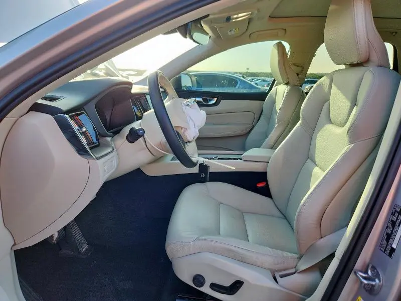 2022 VOLVO XC60 B5 MOMENTUM  