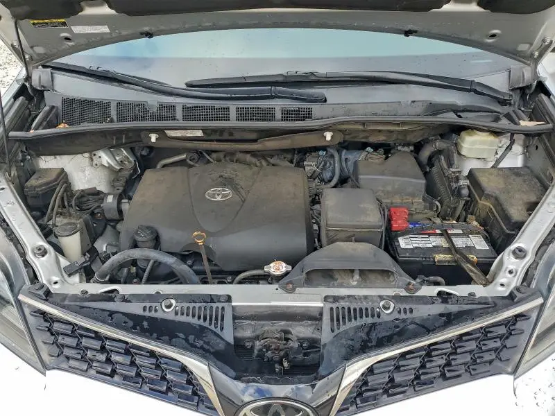 2019 TOYOTA SIENNA SE  