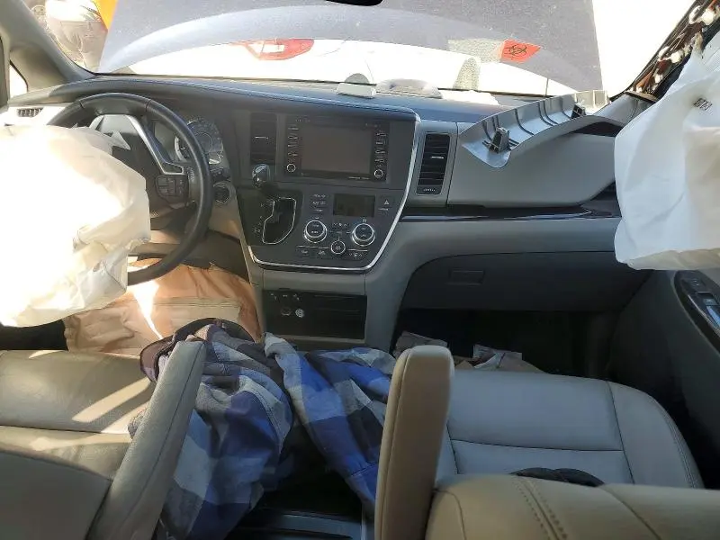 2018 TOYOTA SIENNA XLE 8-PASSENGER  