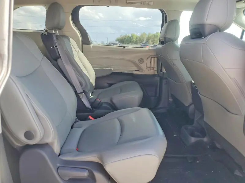 2021 TOYOTA SIENNA XLE  