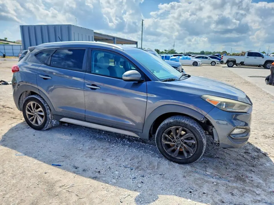 2017 HYUNDAI TUCSON SE  