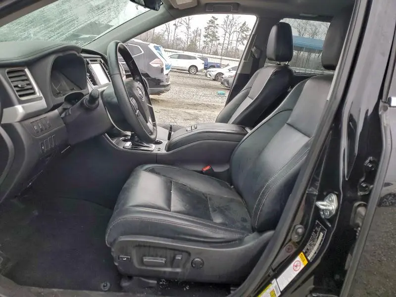 2019 TOYOTA HIGHLANDER SE  