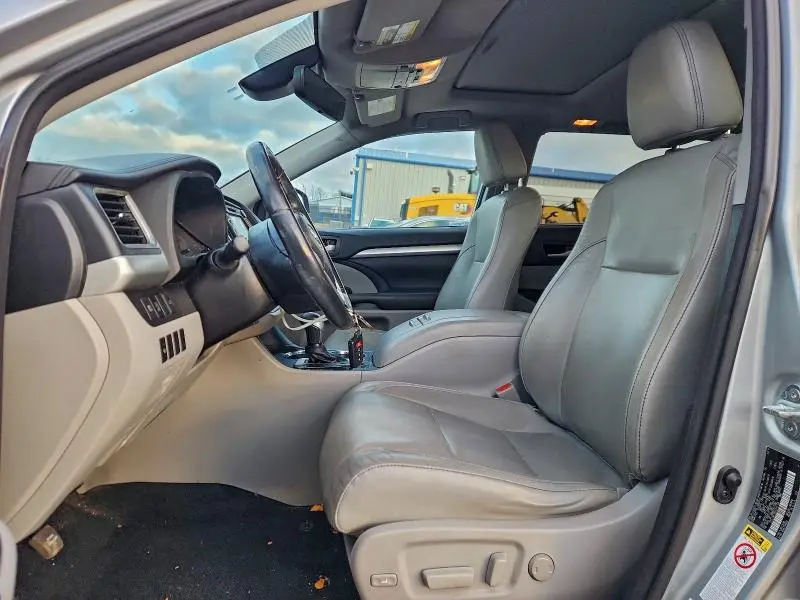 2017 TOYOTA HIGHLANDER SE  