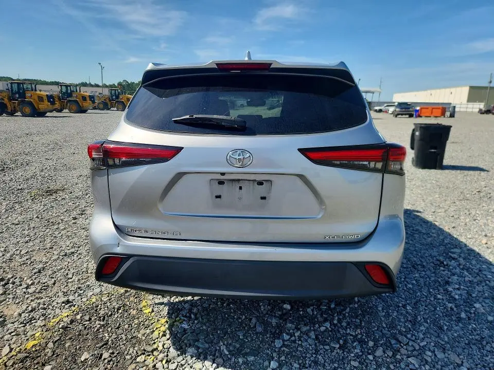 2022 TOYOTA HIGHLANDER XLE  