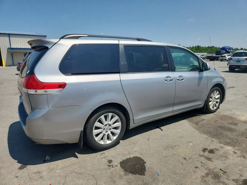 2013 TOYOTA SIENNA LE  