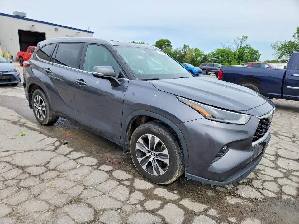 2021 TOYOTA HIGHLANDER XLE  