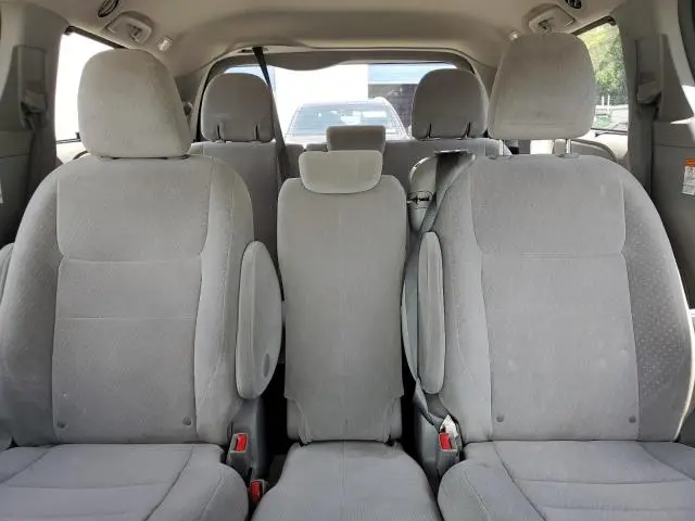 2016 TOYOTA SIENNA LE  