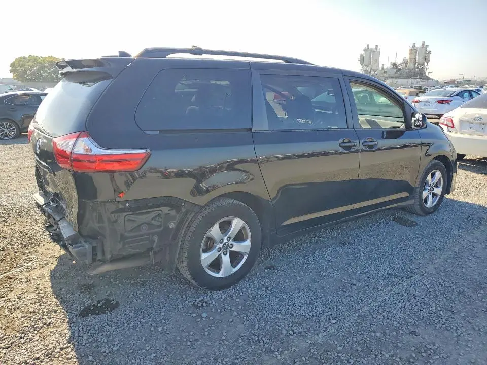 2018 TOYOTA SIENNA LE  