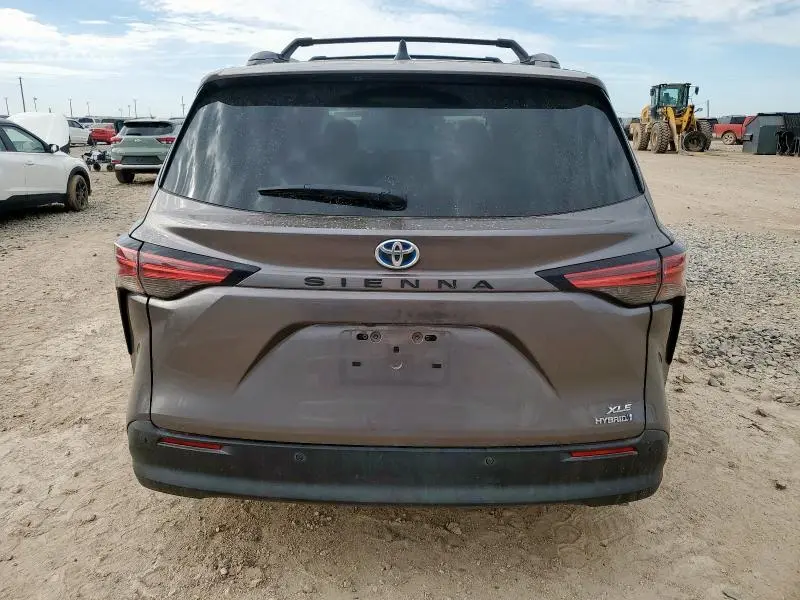 2021 TOYOTA SIENNA XLE  
