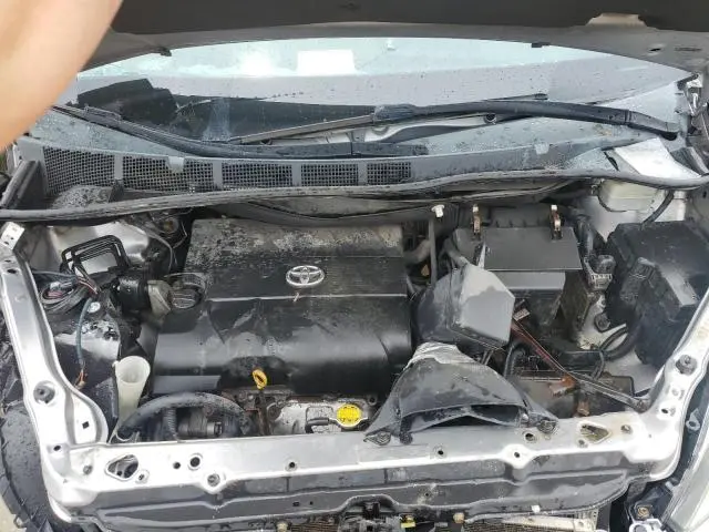 2011 TOYOTA SIENNA LE  