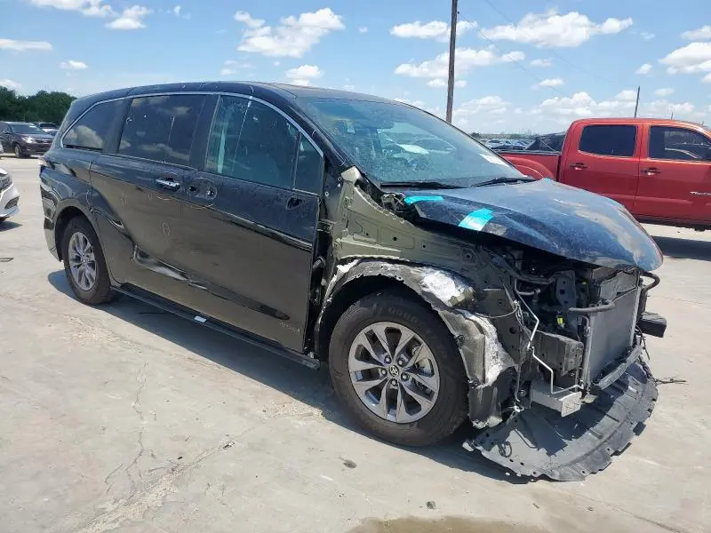 2021 TOYOTA SIENNA XLE  