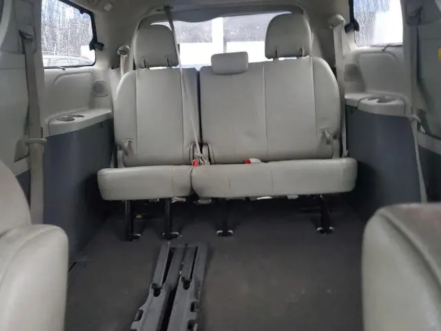 2011 TOYOTA SIENNA XLE  
