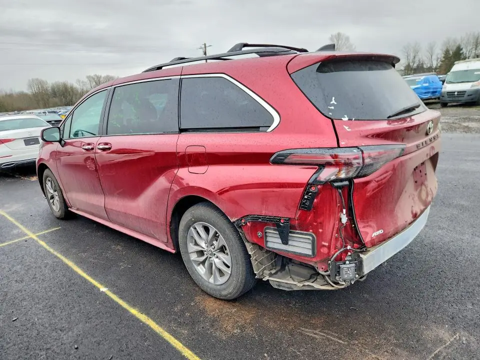 2023 TOYOTA SIENNA XLE  