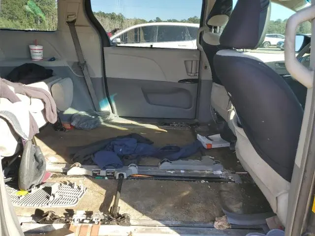 2013 TOYOTA SIENNA LE  