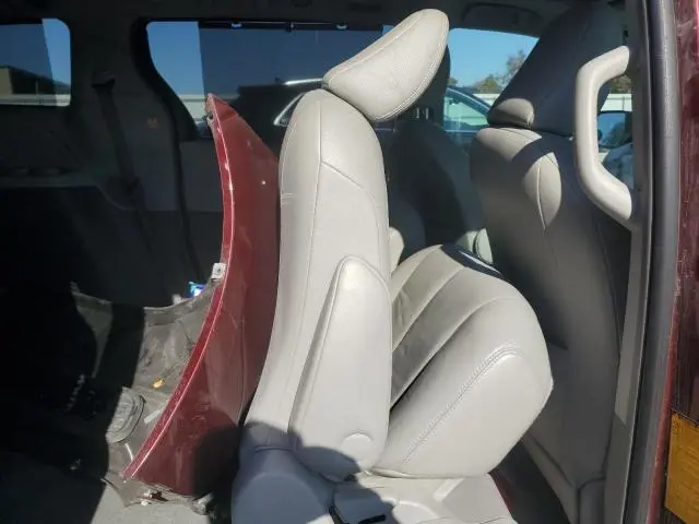 2011 TOYOTA SIENNA XLE  