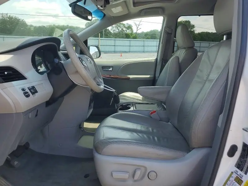 2014 TOYOTA SIENNA XLE 8-PASSENGER  