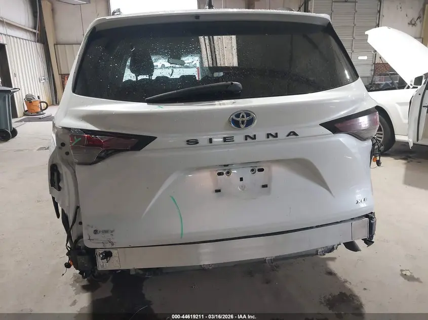 2025 TOYOTA SIENNA XLE