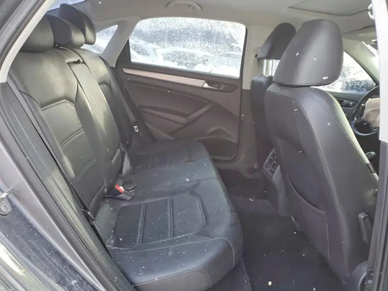 2015 VOLKSWAGEN PASSAT SE  