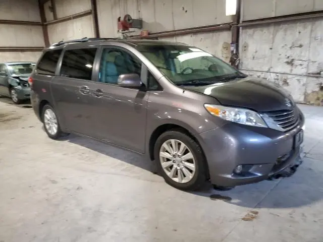 2013 TOYOTA SIENNA XLE  