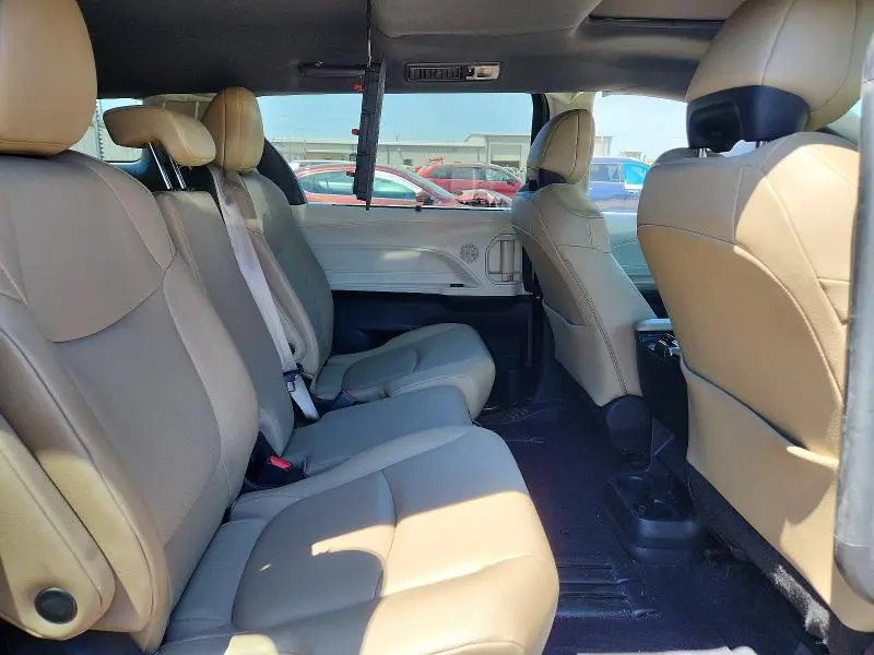 2023 TOYOTA SIENNA XLE  