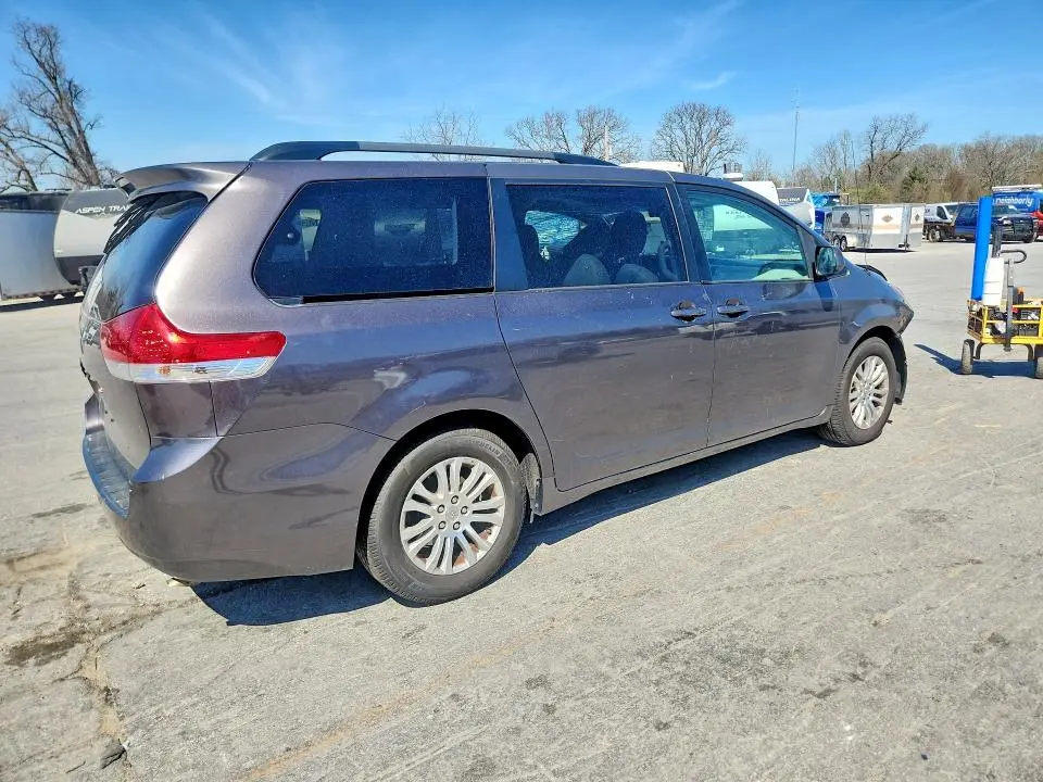 2014 TOYOTA SIENNA XLE 8-PASSENGER  