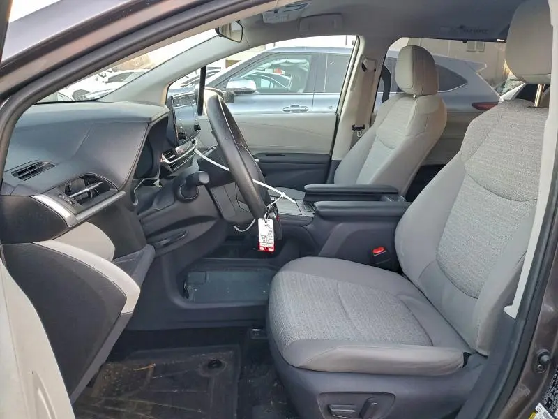 2021 TOYOTA SIENNA LE  