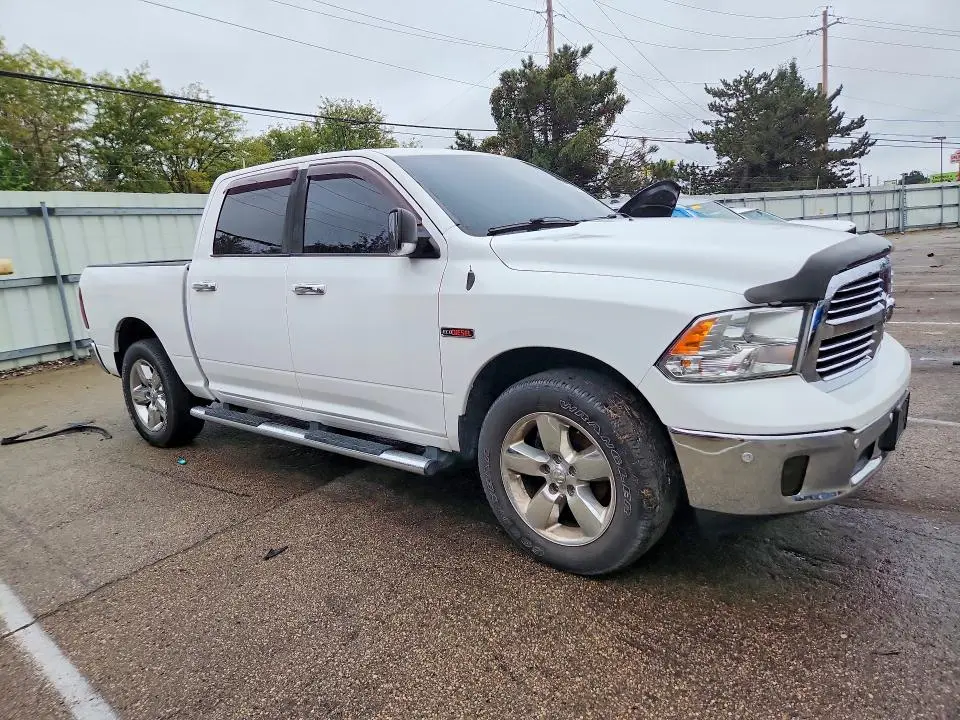 2016 RAM 1500 SLT  