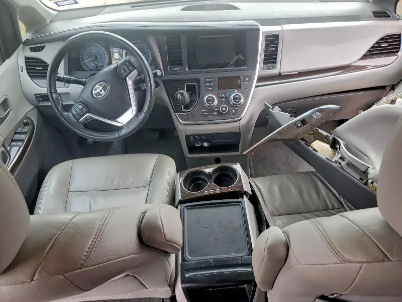 2017 TOYOTA SIENNA XLE  